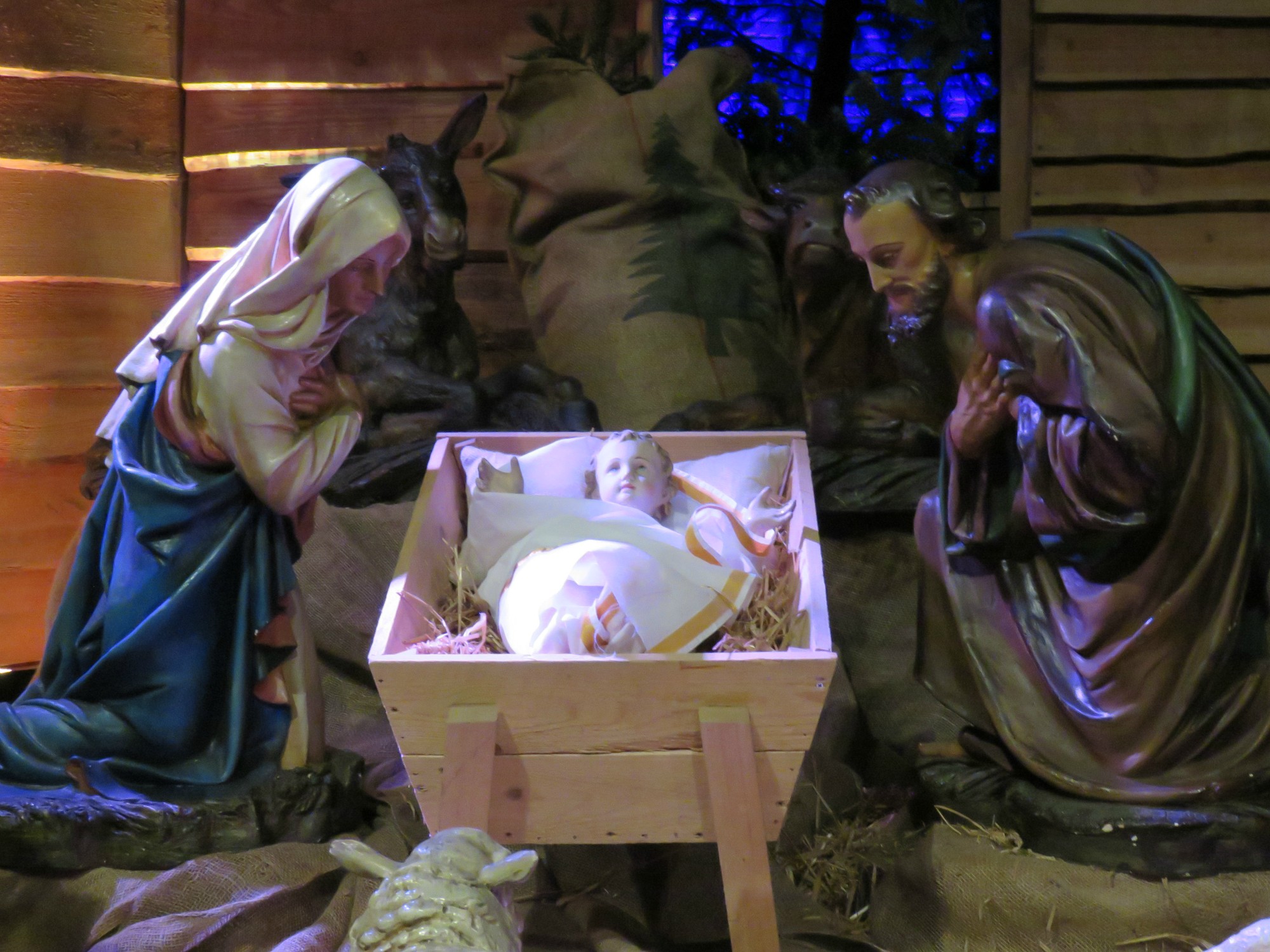Detail uit de kerststal met Maria, Jozef en het Kindje